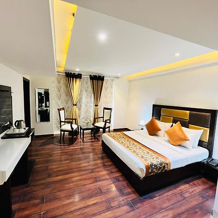 Hotel Aura Ip Grand Karkardooma Metro Station New Delhi Couple Friendly Eksteriør billede
