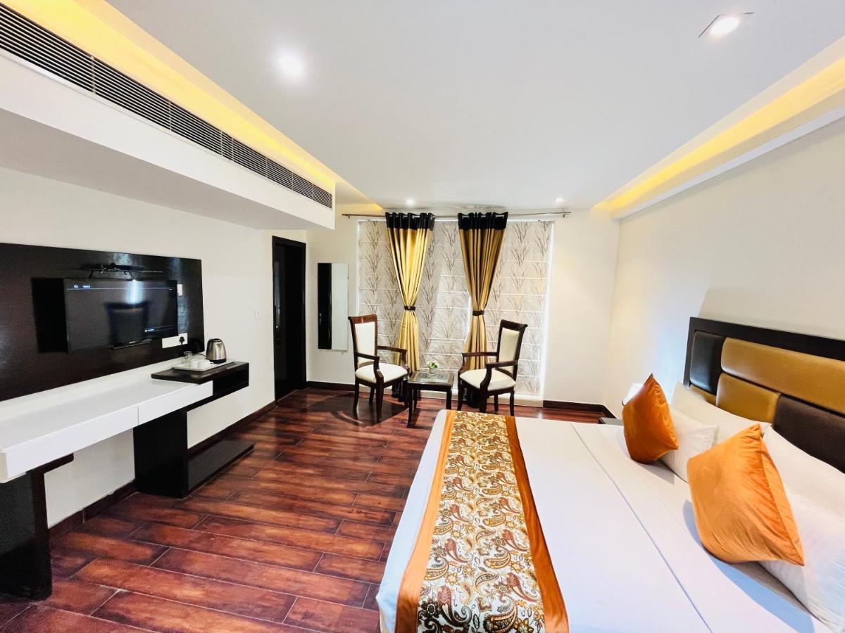 Hotel Aura Ip Grand Karkardooma Metro Station New Delhi Couple Friendly Eksteriør billede