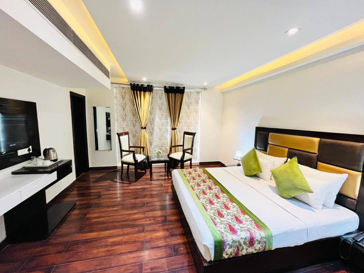 Hotel Aura Ip Grand Karkardooma Metro Station New Delhi Couple Friendly Eksteriør billede