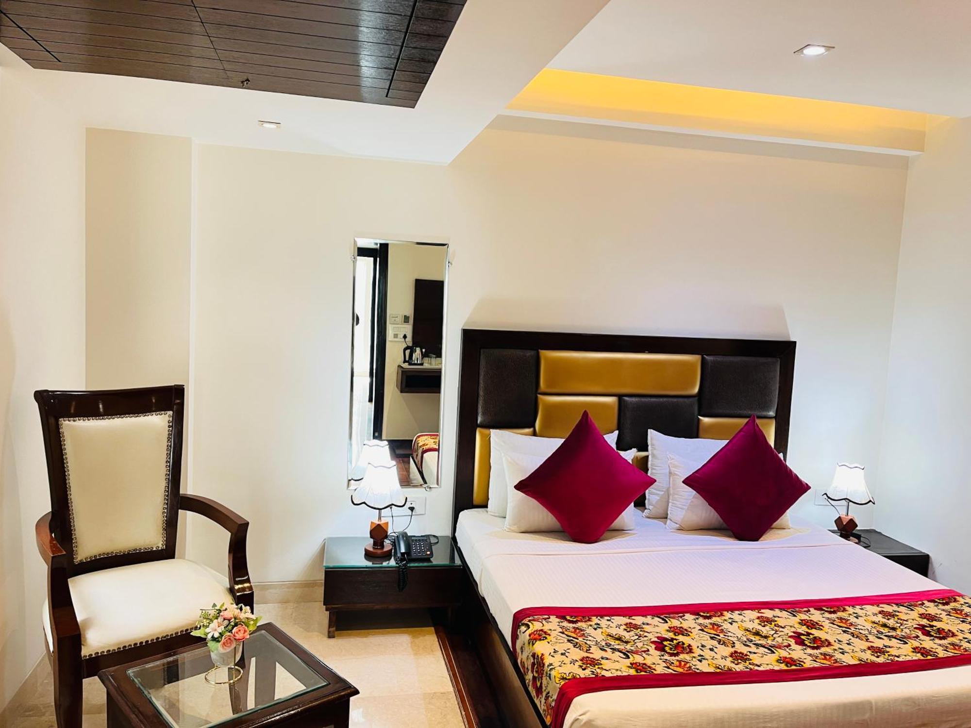 Hotel Aura Ip Grand Karkardooma Metro Station New Delhi Couple Friendly Eksteriør billede
