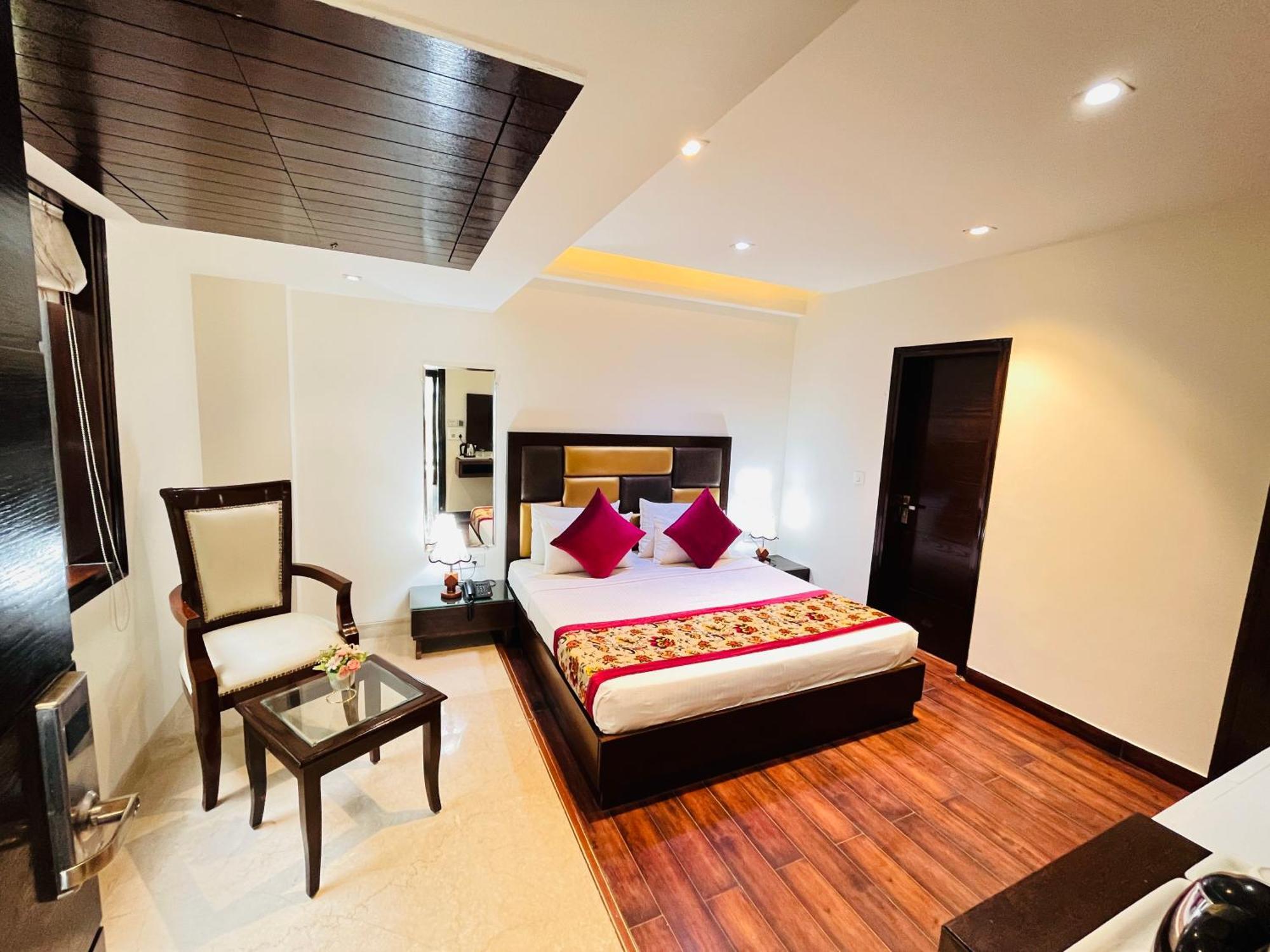 Hotel Aura Ip Grand Karkardooma Metro Station New Delhi Couple Friendly Eksteriør billede