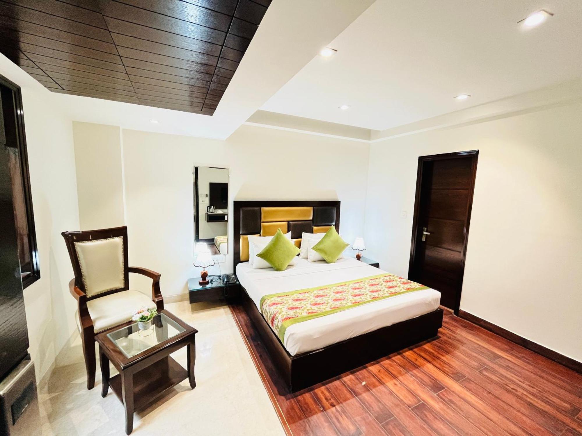 Hotel Aura Ip Grand Karkardooma Metro Station New Delhi Couple Friendly Eksteriør billede