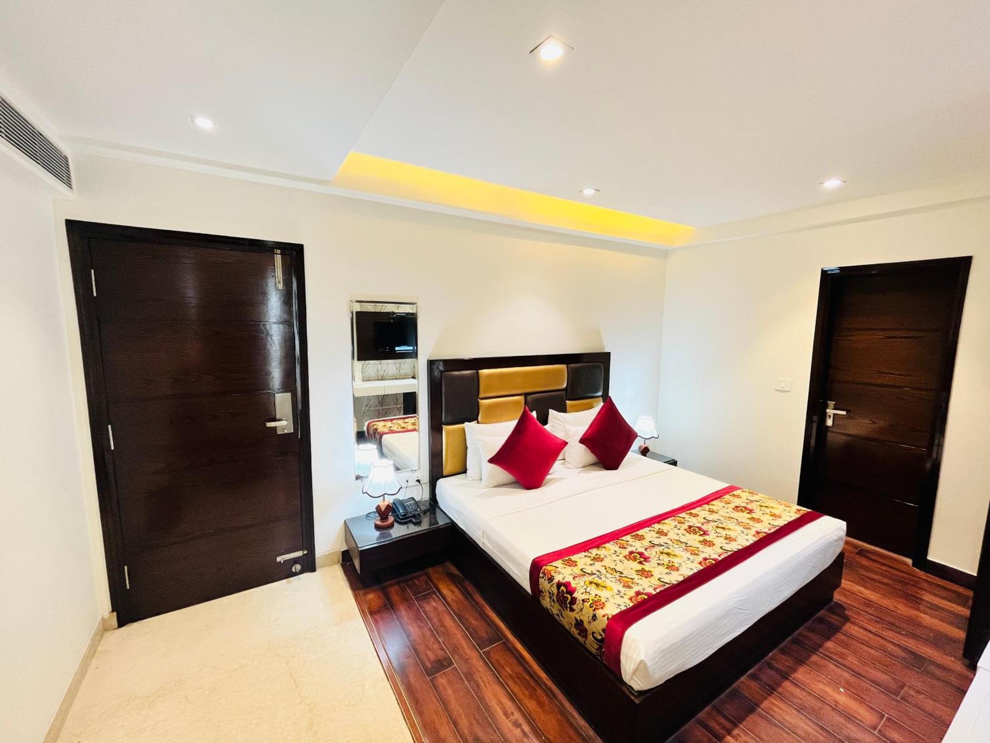 Hotel Aura Ip Grand Karkardooma Metro Station New Delhi Couple Friendly Eksteriør billede