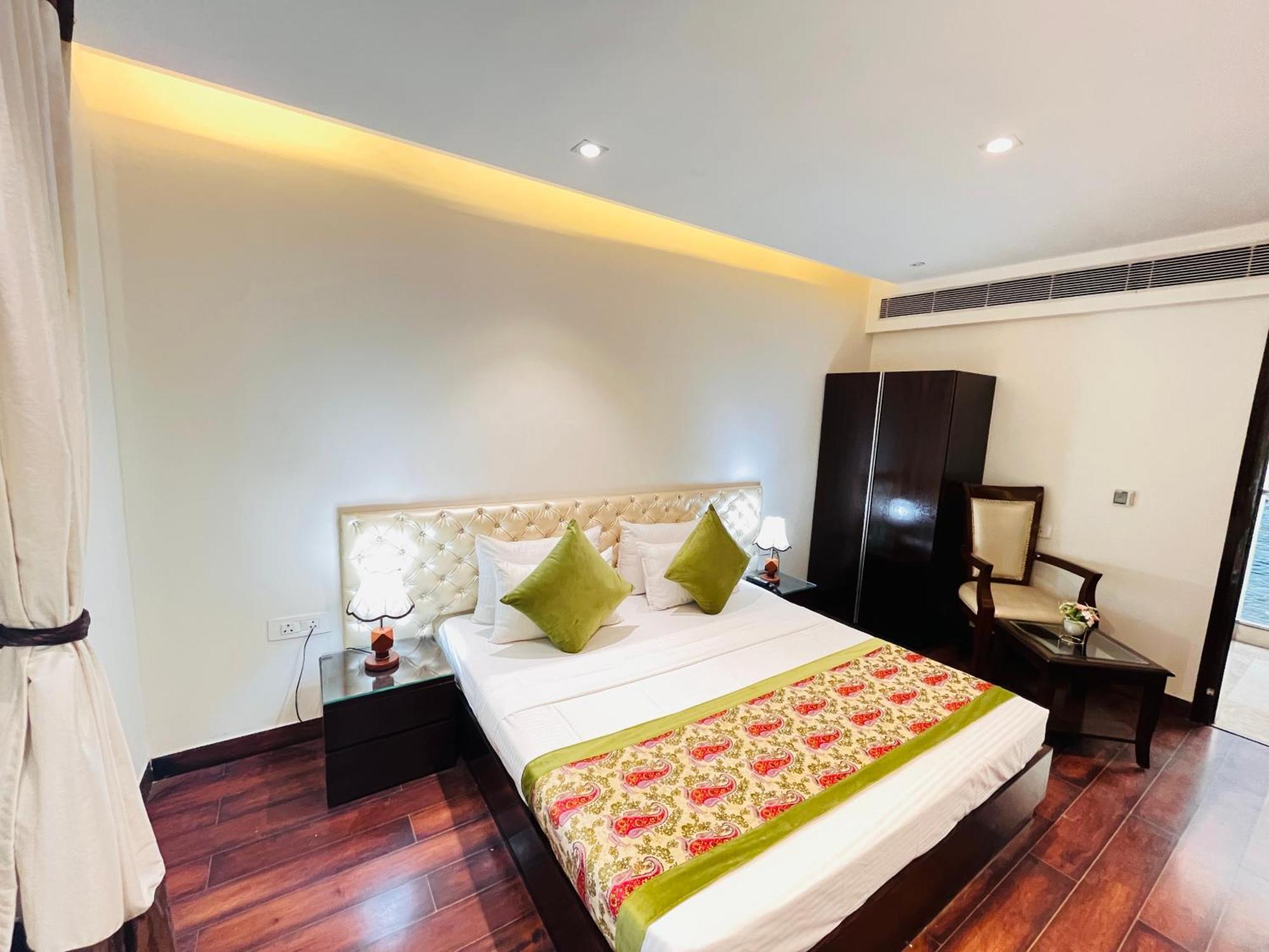 Hotel Aura Ip Grand Karkardooma Metro Station New Delhi Couple Friendly Eksteriør billede
