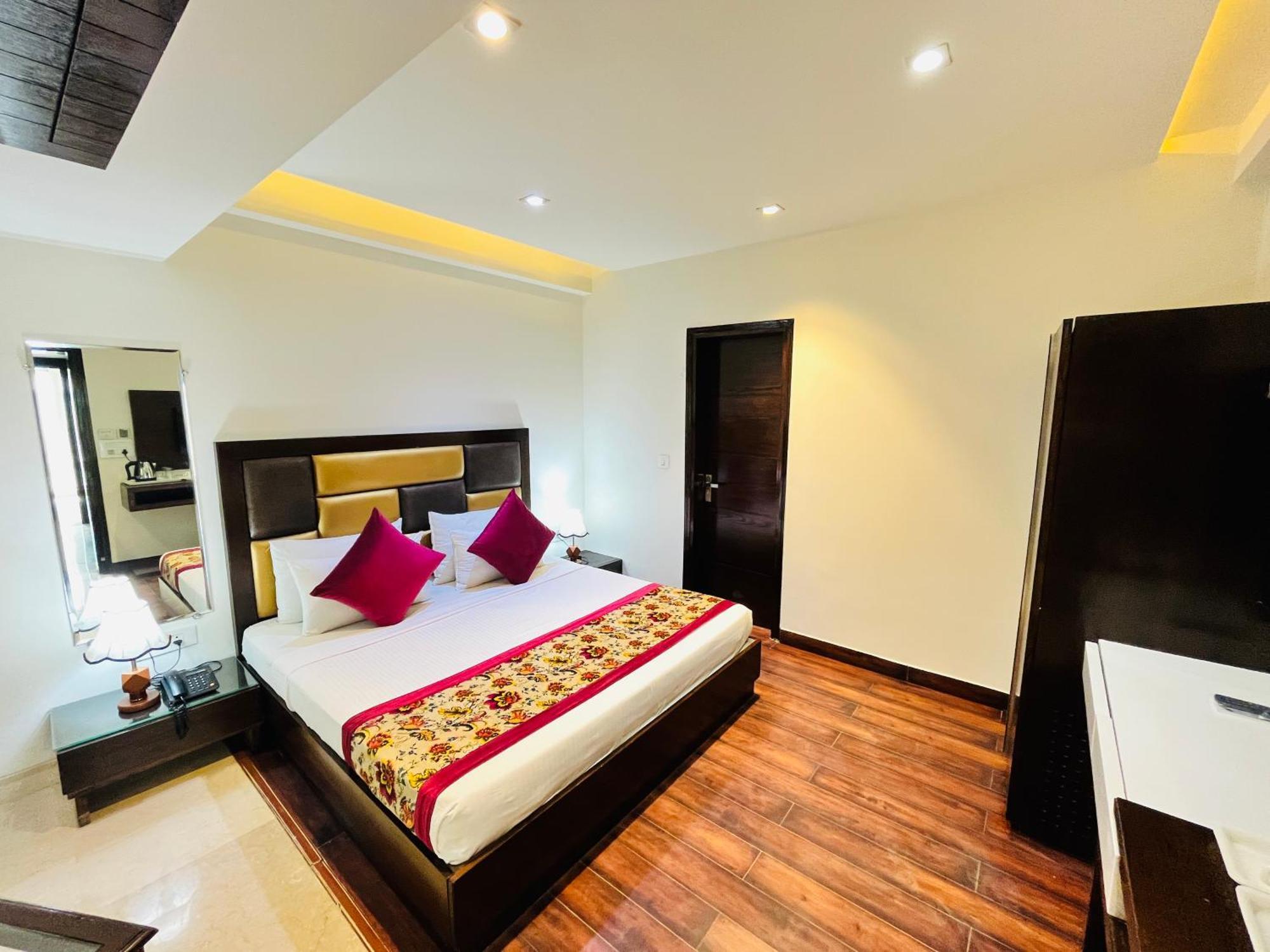 Hotel Aura Ip Grand Karkardooma Metro Station New Delhi Couple Friendly Eksteriør billede