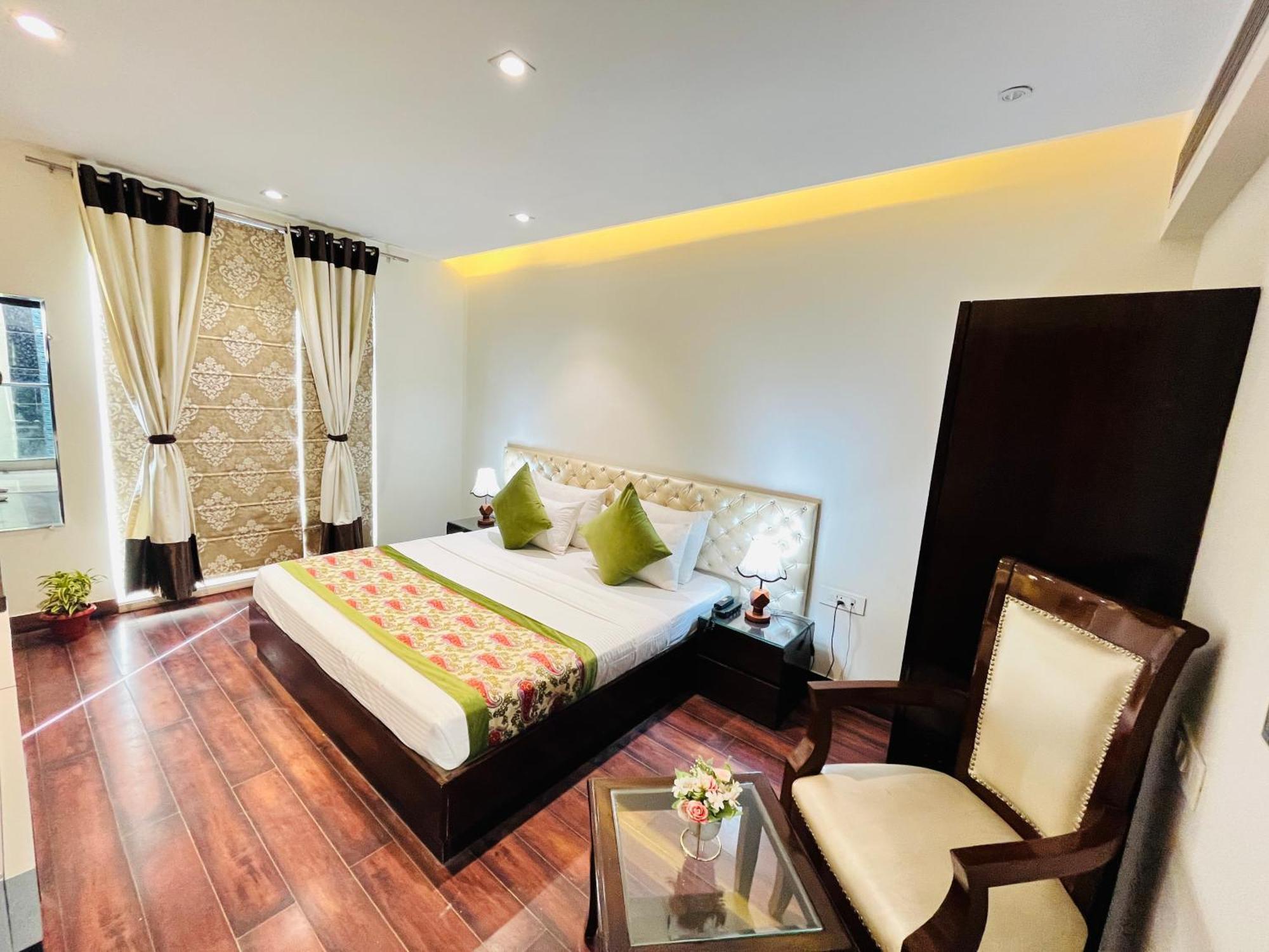 Hotel Aura Ip Grand Karkardooma Metro Station New Delhi Couple Friendly Eksteriør billede
