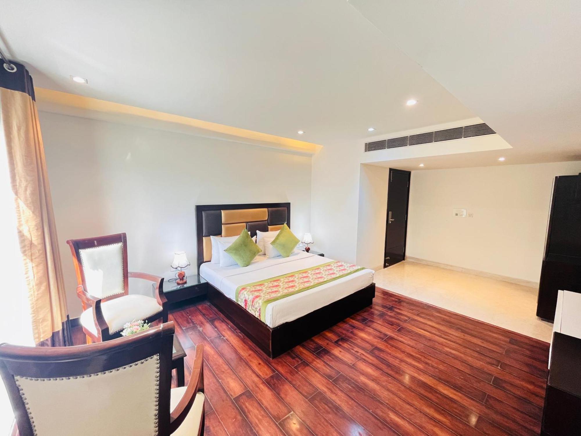 Hotel Aura Ip Grand Karkardooma Metro Station New Delhi Couple Friendly Eksteriør billede