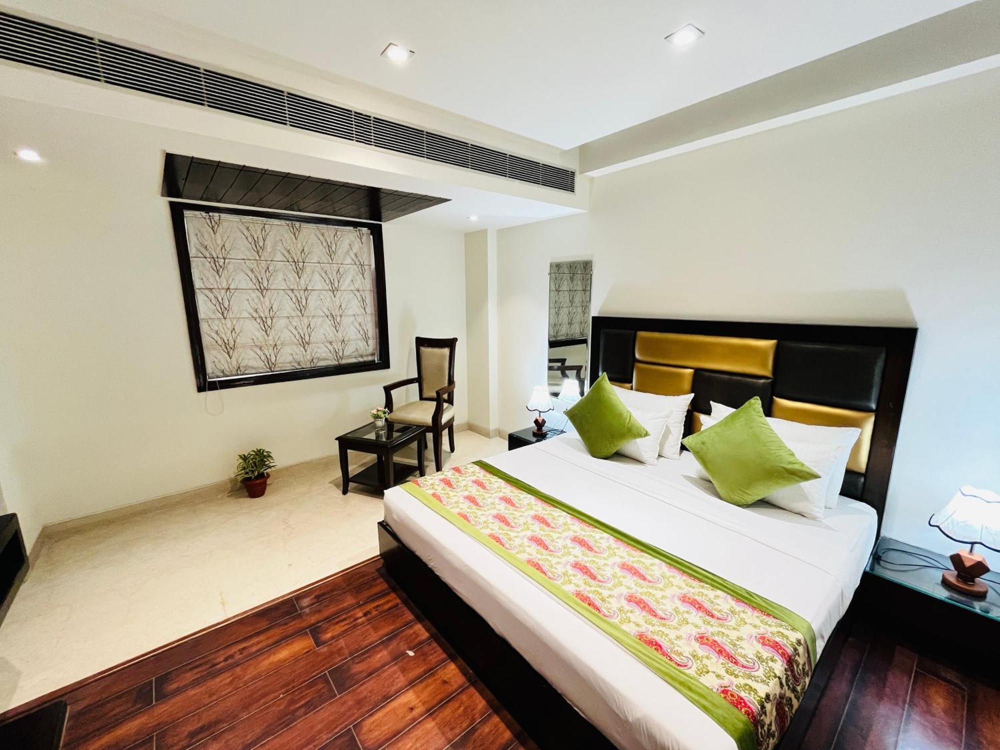 Hotel Aura Ip Grand Karkardooma Metro Station New Delhi Couple Friendly Eksteriør billede