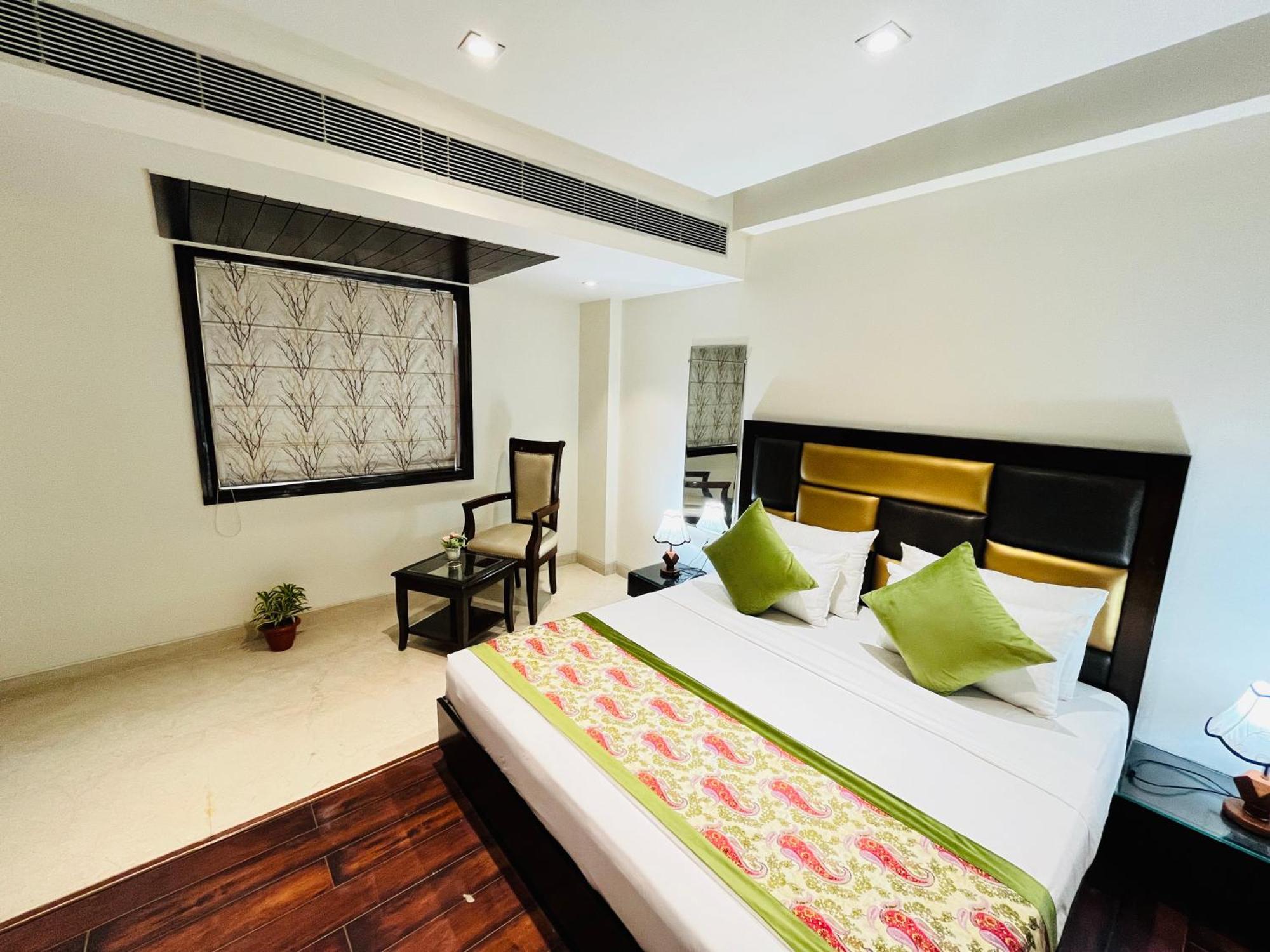 Hotel Aura Ip Grand Karkardooma Metro Station New Delhi Couple Friendly Eksteriør billede